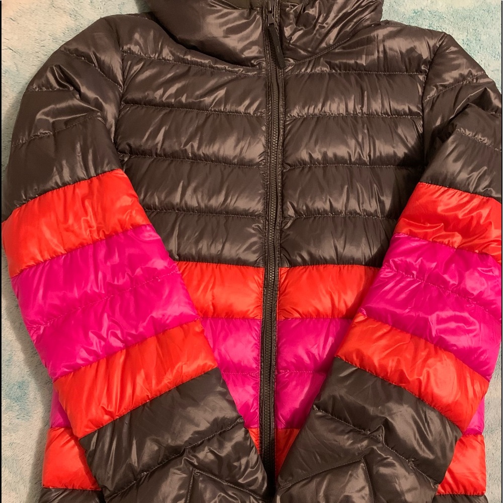 Uniqlo light down jacket. Almost brand new. Excellent condition. Size S.
